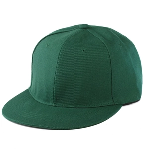 Vista dettagliata di un cappello snapback verde scuro a sei pannelli con visiera piatta e occhielli