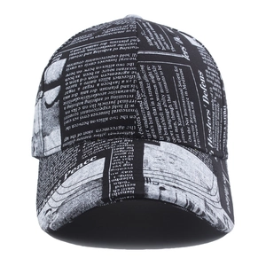Gorra de béisbol vintage con estampado de periódico y patrón de alfabeto retro blanco y negro
