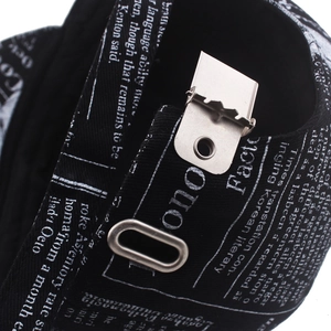 Gorra de béisbol negra vintage con estampado de periódico blanco y hebilla de metal