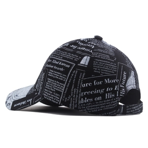 Gorra de béisbol retro con estampado de periódico y diseño vintage blanco y negro moda
