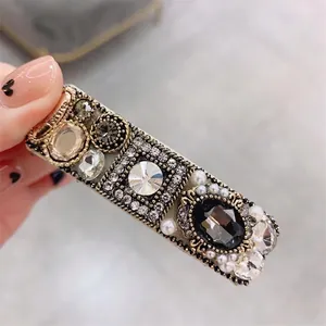 Vintage style gold hair clip with crystals and pearls in a Korean fashion design