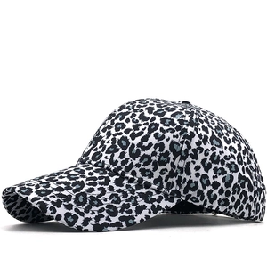Stylische Baseballkappe mit Leopardenmuster, blauen Akzenten und gebogenem Sonnenschutz