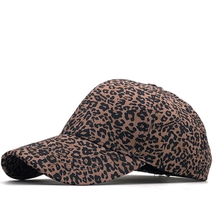 Seitenansicht der Baseballkappe mit Leopardenmuster, Twill-Stoff und gebogener Krempe