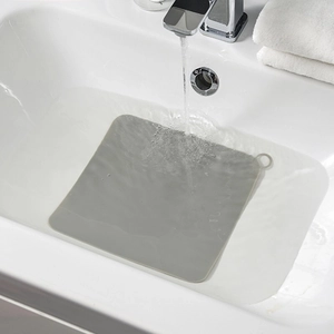 Couvercle de drain anti-odeur en silicone gris montrant l'étanchéité dans un évier.
