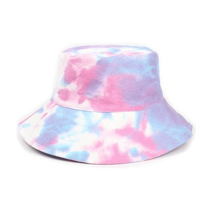 Dettaglio del cappello pescatore tie-dye rosa e blu con spessa trama in cotone premium