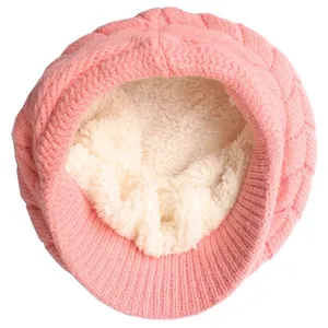 Dettaglio cappello in maglia rosa con fodera in pile bianco caldo e piccola tesa