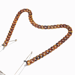 Détail de la chaîne de lunettes en acrylique léopard avec boucles antidérapantes noires