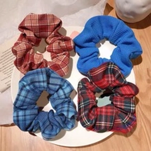 Set di quattro elastici per capelli in tessuto a scacchi e nido d'ape colorati