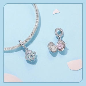 Détail macro du charm œuf de Pâques en argent s925 avec émail vert et zircon rose