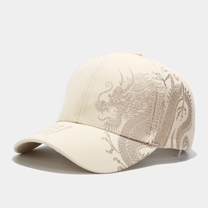 Dettaglio della stampa del drago e della trama in cotone sul cappello beige