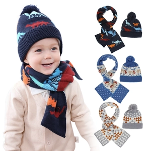 Ensemble bonnet et écharpe tricotés pour enfants avec motifs dinosaures et rennes hiver