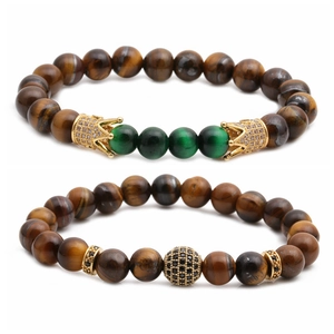 Set di bracciali in perle occhio di tigre con corona dorata e sfere di cristallo