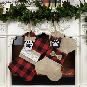 Chaussette de Noël en forme d'os avec motif à carreaux et breloque patte de chien