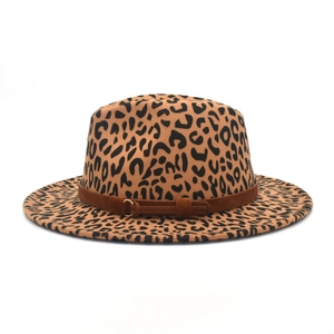 Detail eines Fedora-Huts mit Leopardenmuster, braunem Wildlederband und Goldschnalle