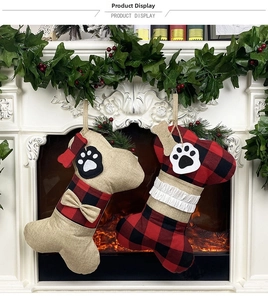 Détails de chaussettes de Noël en forme d'os avec tissu à carreaux et motifs de pattes
