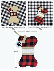 Détail de chaussettes de Noël en forme d'os avec motifs à carreaux et pendentif patte