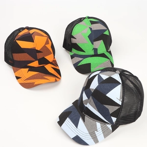 Set di cappelli trucker mesh mimetici con motivi graffiti geometrici in tre colori.