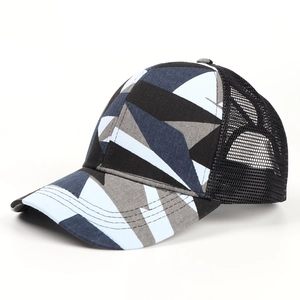 Dettaglio di un cappello da baseball mimetico a rete con motivi geometrici blu e grigi