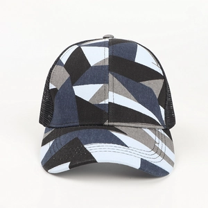 Vista frontale del cappello baseball mimetico geometrico con rete nera traspirante.