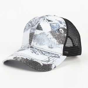 Dettaglio di un cappello da baseball con stampa graffiti e rete posteriore traspirante