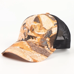 Dettaglio di un cappellino da baseball in mesh con vivace motivo mimetico arancione