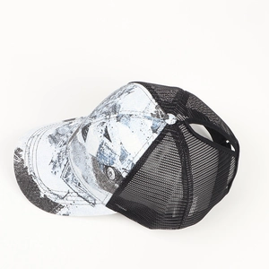 Cappello trucker graffiti con buco per coda di cavallo e retro in rete traspirante