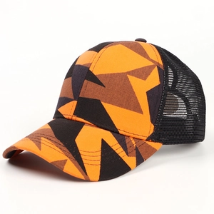 Vista dettagliata di un cappellino da baseball mimetico arancione con rete nera traspirante