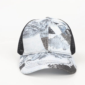 Vista frontale dettagliata di un cappello trucker graffiti tie-dye con rete traspirante