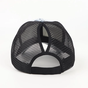 Cappellino da baseball mimetico con foro per coda di cavallo e retro in rete