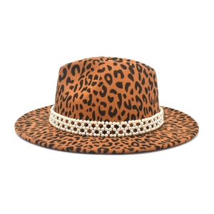 Détail d'un chapeau fedora léopard avec une élégante décoration de perles à trois rangs