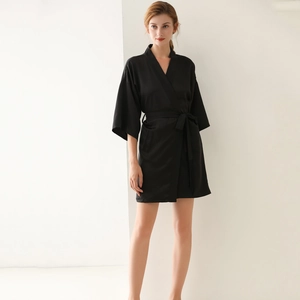 Elegante vestaglia corta in raso nero con scollo a V e stile kimono setoso