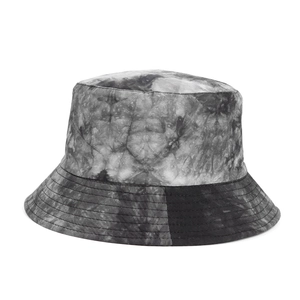 Gros plan du chapeau bob tie-dye noir et blanc avec coutures détaillées sur le bord
