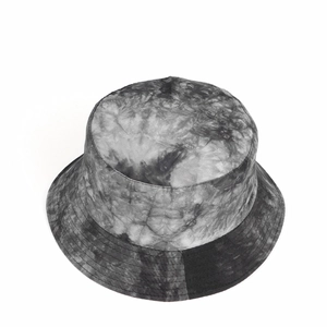 Détail des coutures multicouches sur le bord d'un chapeau bob tie-dye noir et blanc