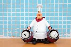 Retro chef figurine spice set with salt and pepper shakers for kitchen decor