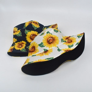 Détail du chapeau de soleil réversible en coton avec motifs tournesols bleu et blanc