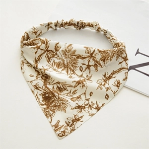 Dettaglio del foulard floreale vintage con trama in tessuto di alta qualità ed elastico