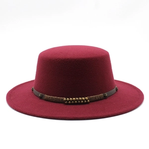 Chapeau fedora en laine bordeaux à bord large avec ruban en cuir clouté