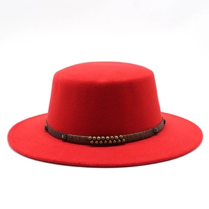 Chapeau boater rouge en feutre de laine avec sangle en cuir et rivets en métal