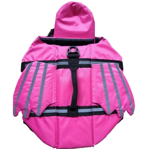 Détail du gilet de sauvetage rose pour chien avec ailes réfléchissantes et poignée