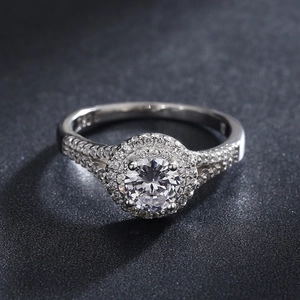 Elegant S925 sterling silver four-prong ring with a 1ct round halo diamond-cut stone