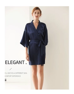 Dettaglio della vestaglia in raso di seta blu scuro con eleganti nappe sulla cintura