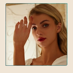 Close-up of elegant 925 silver ring featuring a white freshwater pearl on model's hand