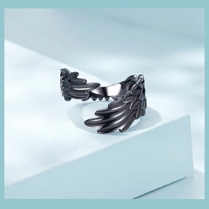 Makroaufnahme des S925 Feder-Flügel-Rings mit einer detaillierten schwarzen Metallstruktur