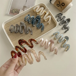 Elegant wavy acetate shark hair claws in assorted marble and amber colors for women