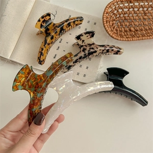 Set of five large leopard print and tortoiseshell hair claws in various elegant colors