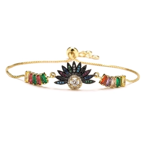 Bracciale regolabile placcato oro 18 carati con ciondoli a farfalla e sole in zirconi colorati