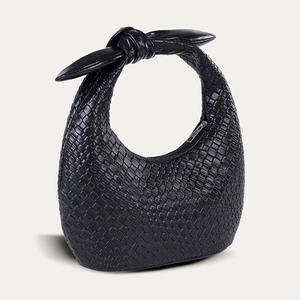 Detailansicht der schwarzen geflochtenen Halbmond-Tasche aus PU mit Knoten am Griff