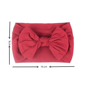 Detailed dimensions of 15cm x 9cm on red nylon bow headband for infants and babies