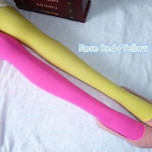 Collants bicolores asymétriques rose et jaune en velours présentés sur des modèles