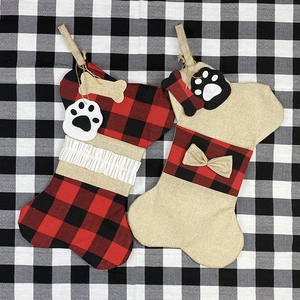Bottes de Noël pour animaux en forme d'os avec motif à carreaux et nœuds décoratifs